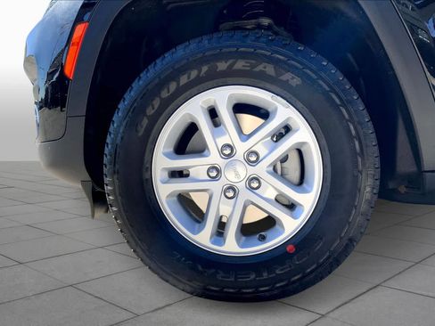 New 2025 Jeep Grand Cherokee Laredo image 8