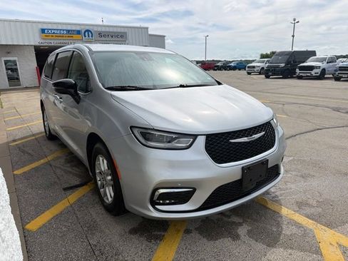 Certified 2024 Chrysler Pacifica Touring-L FWD image 1