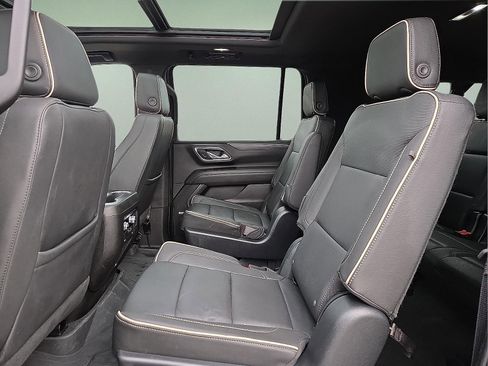 Used 2023 GMC Yukon XL SLT w/ SLT Premium Package image 11