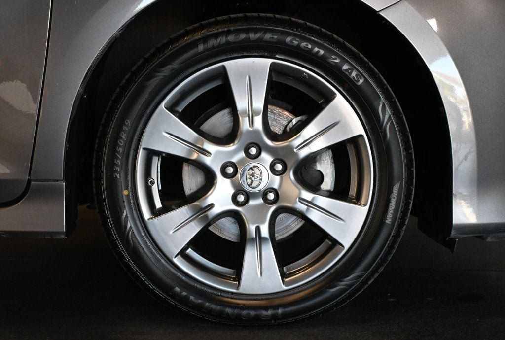 Used 2017 Toyota Sienna SE FWD image 9