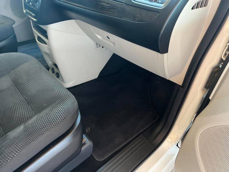 Used 2020 Dodge Grand Caravan SE w/ UConnect Hands-Free Group FWD image 28