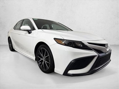 Used 2022 Toyota Camry SE FWD image 1