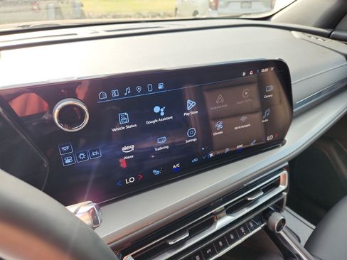 Used 2025 Chevrolet Traverse LT image 32