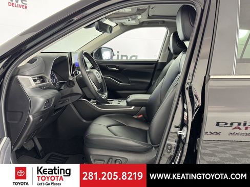 Used 2025 Toyota Highlander XLE image 14