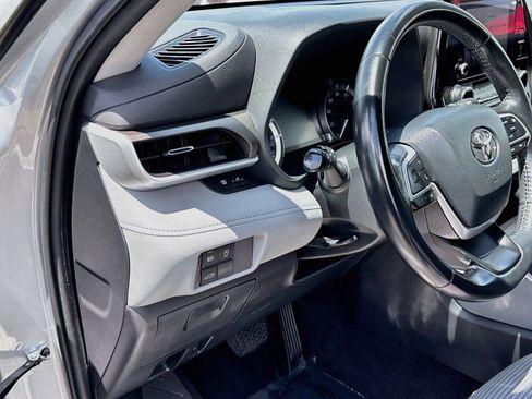 Used 2023 Toyota Highlander LE FWD image 10