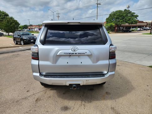 Used 2017 Toyota 4Runner SR5 AWD/4WD image 4