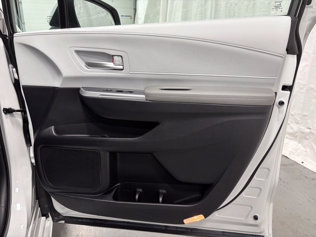 Used 2026 Toyota Sienna XLE FWD image 61