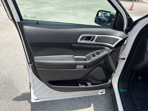 Used 2015 Ford Explorer XLT w/ Equipment Group 202B FWD image 12