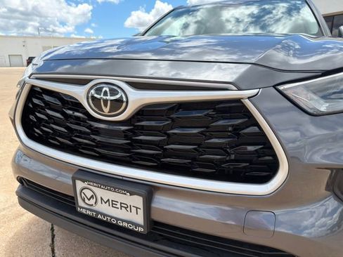 Used 2023 Toyota Highlander LE FWD image 6