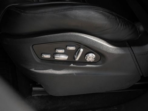 Used 2020 Porsche Cayenne Turbo image 40