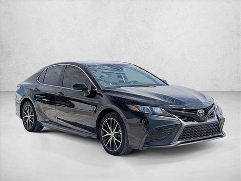 Used 2023 Toyota Camry SE FWD image 3