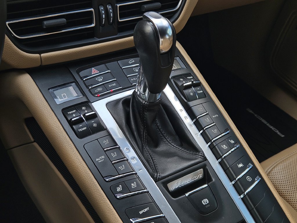 Used 2021 Porsche Macan AWD/4WD image 21