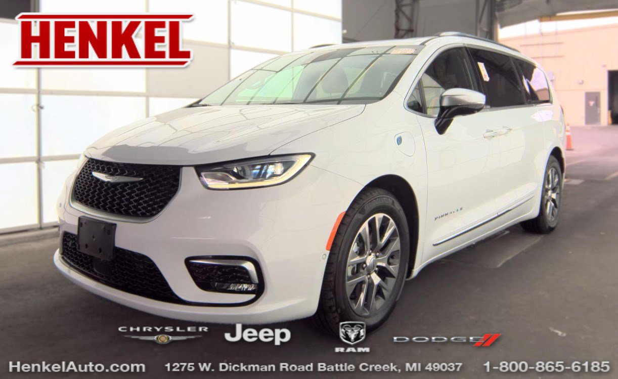 Used 2023 Chrysler Pacifica Pinnacle FWD image 1