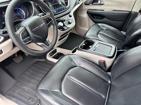 Used 2023 Chrysler Pacifica Touring-L FWD image 9