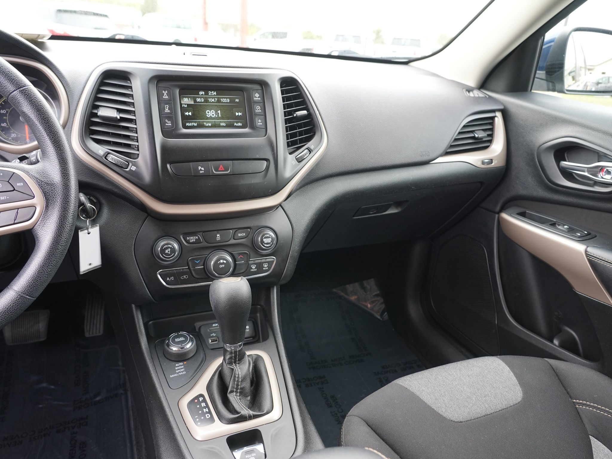 Used 2018 Jeep Cherokee Latitude w/ Safety Group AWD/4WD image 22
