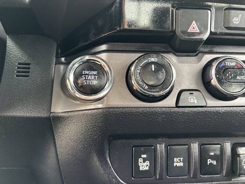 Used 2018 Toyota Tacoma TRD Off-Road AWD/4WD image 27