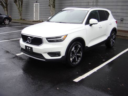 Used 2020 Volvo XC40 T5 Momentum w/ Protection Package Premier image 2