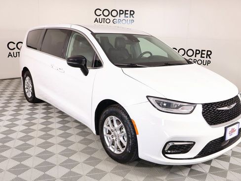 Used 2024 Chrysler Pacifica Touring-L image 1