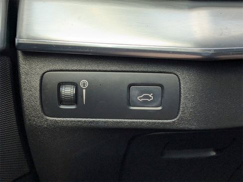 Used 2018 Volvo XC90 T6 Momentum w/ Convenience Package image 30