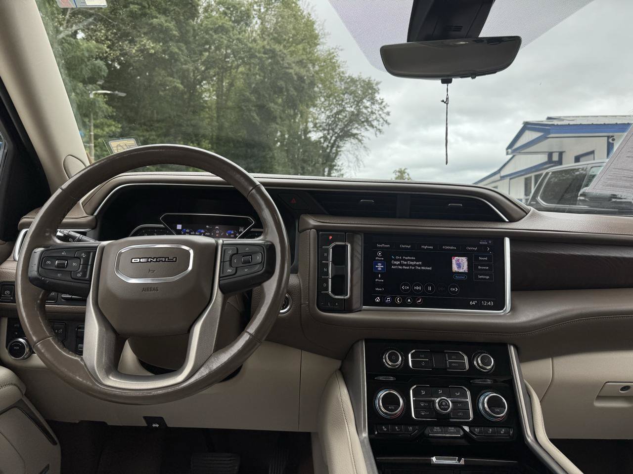 Used 2021 GMC Yukon XL Denali w/ Advanced Technology Package AWD/4WD image 10