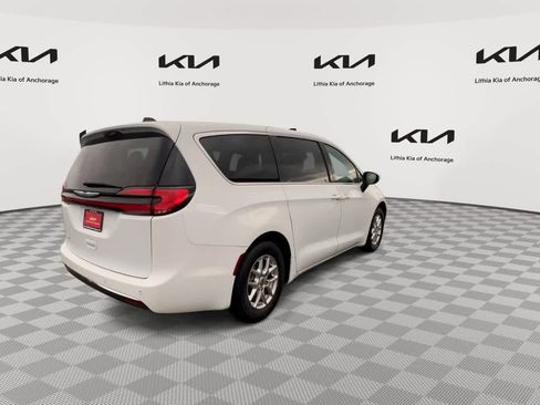 Used 2023 Chrysler Pacifica Touring-L FWD image 8