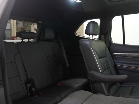 Used 2025 Buick Enclave Avenir w/ Super Cruise Package image 12