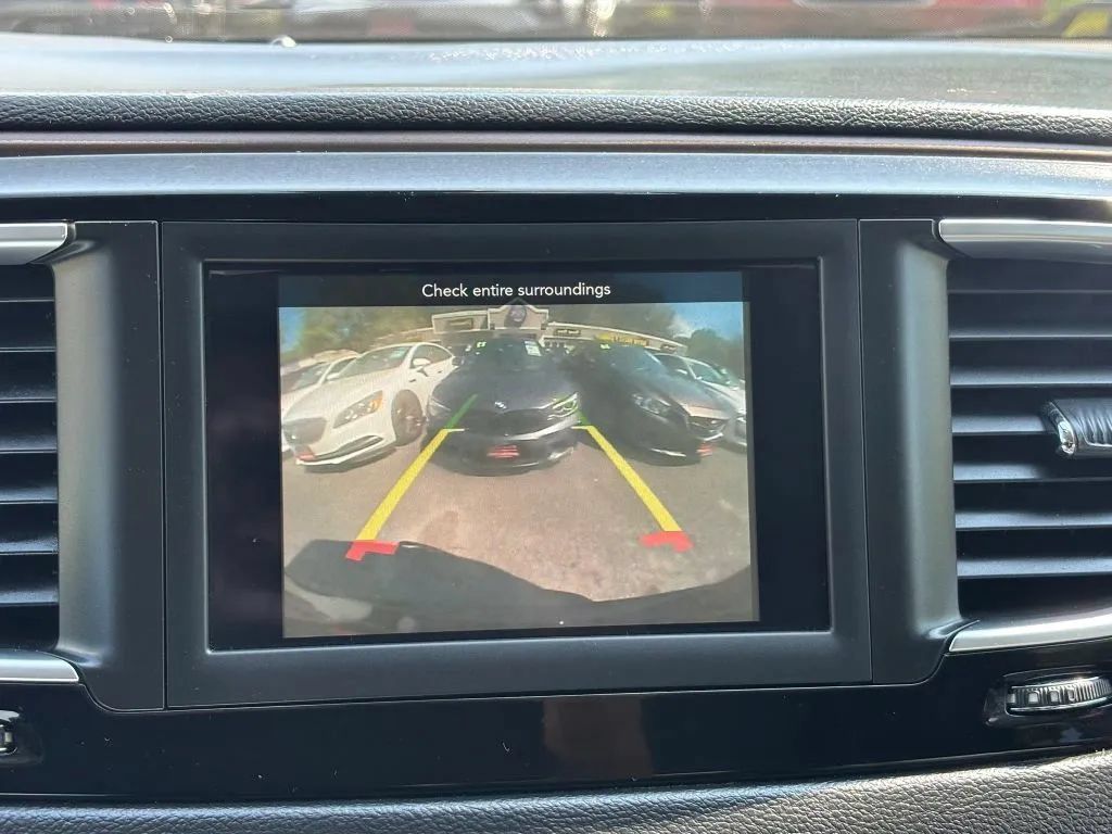 Used 2019 Chrysler Pacifica Touring-L FWD image 24