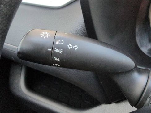 Used 2021 Toyota RAV4 LE AWD/4WD image 16