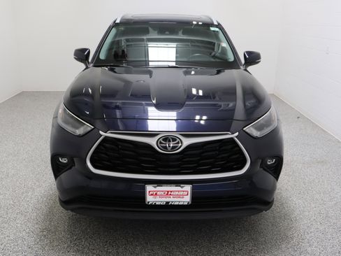 Used 2023 Toyota Highlander XLE FWD image 3