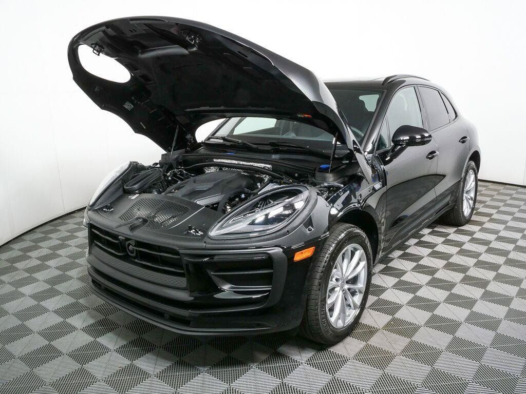 Certified 2026 Porsche Macan AWD/4WD image 34