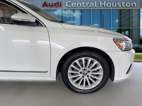Used 2017 Volkswagen Passat 1.8T SE w/ SE Lighting Package image 12
