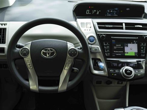 Used 2017 Toyota Prius V Three image 19