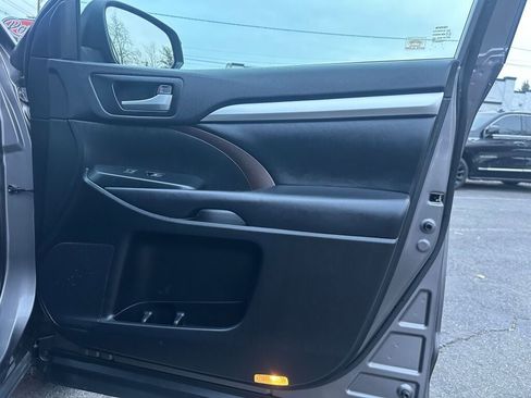 Used 2019 Toyota Highlander XLE image 32