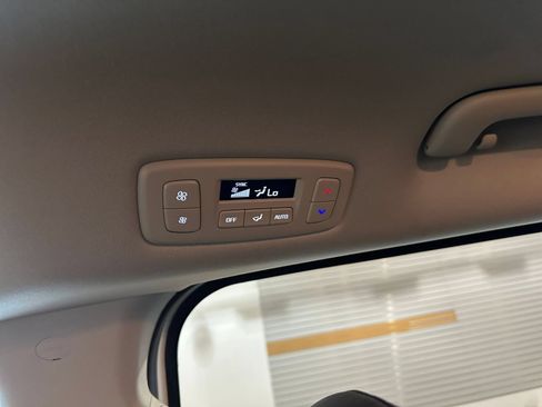 Used 2026 Kia Carnival FWD image 24