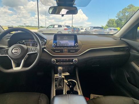 Used 2024 Nissan Altima 2.5 SV FWD image 16
