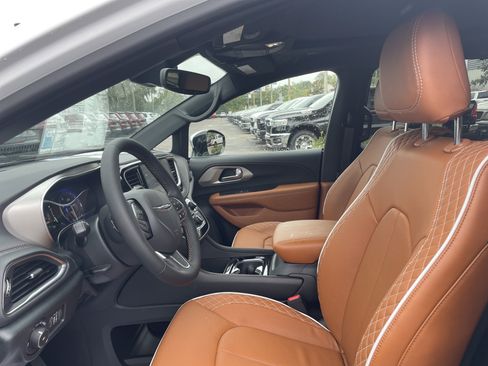 New 2026 Chrysler Pacifica Pinnacle image 10