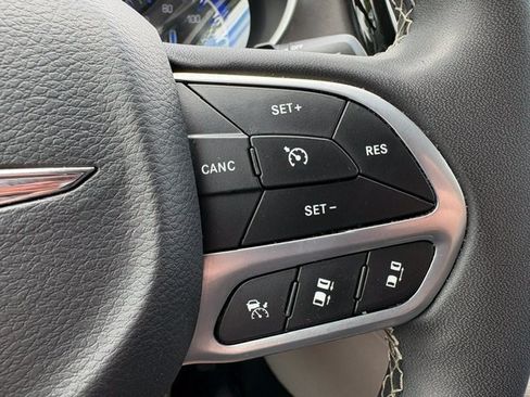Used 2023 Chrysler Pacifica Touring-L FWD image 21