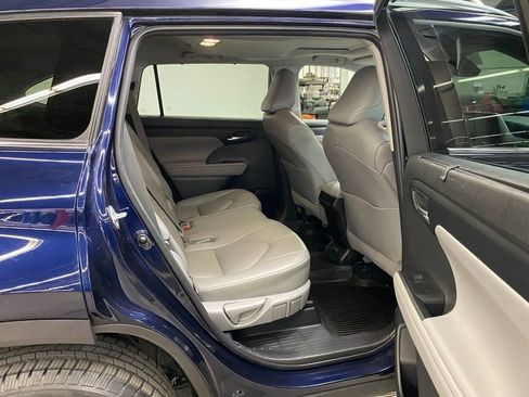 Used 2022 Toyota Highlander XLE image 12