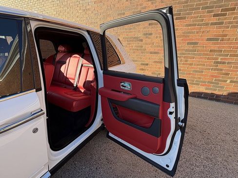 Used 2024 Rolls-Royce Cullinan image 18