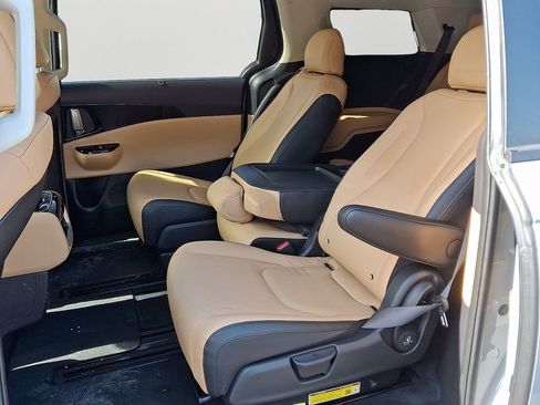 Used 2024 Kia Carnival EX image 8