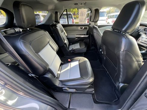 Used 2022 Ford Explorer XLT w/ Equipment Group 202A image 18