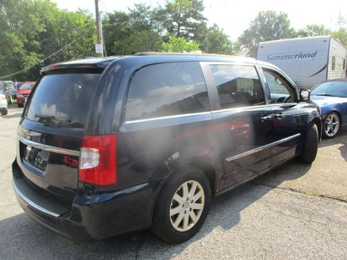 Used 2013 Chrysler Town & Country Touring image 3