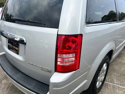 Used 2009 Chrysler Town & Country LX image 15