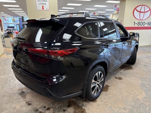 Used 2023 Toyota Highlander XLE image 10