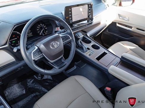 Used 2022 Toyota Sienna XLE image 2