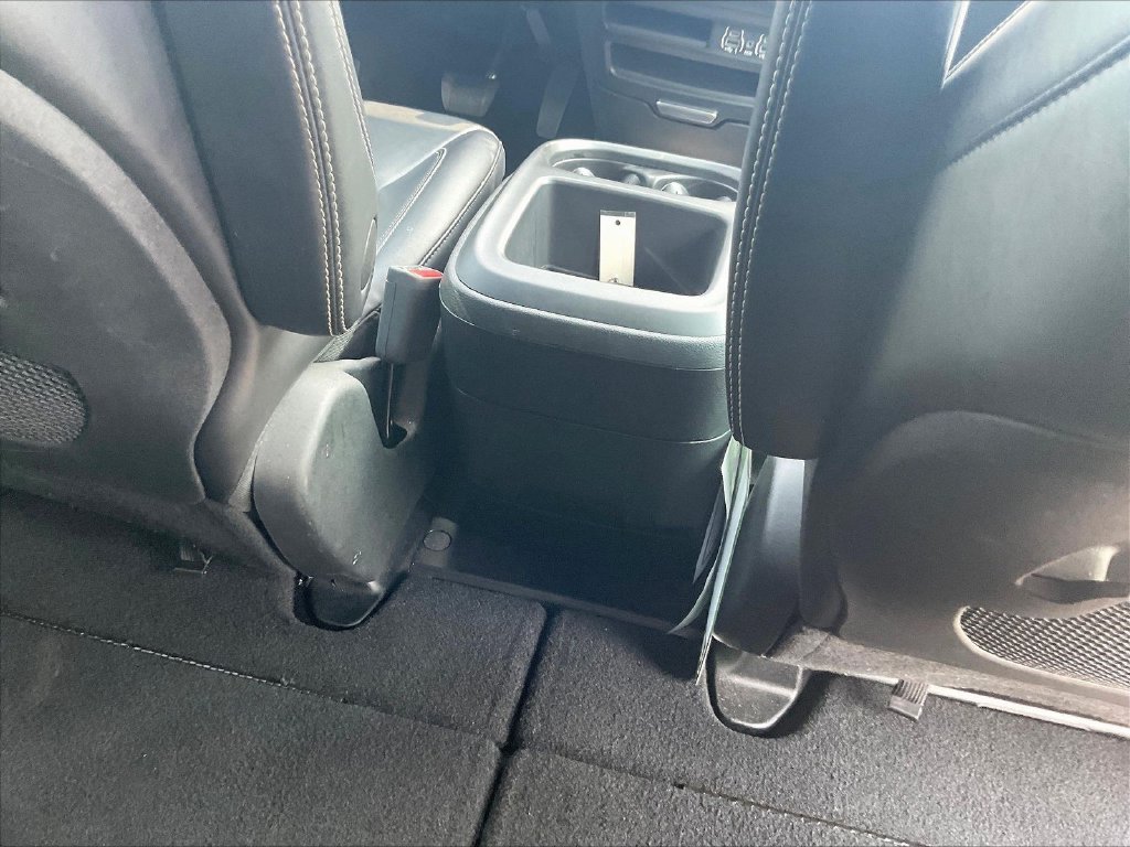 Used 2025 Chrysler Pacifica Select FWD image 10