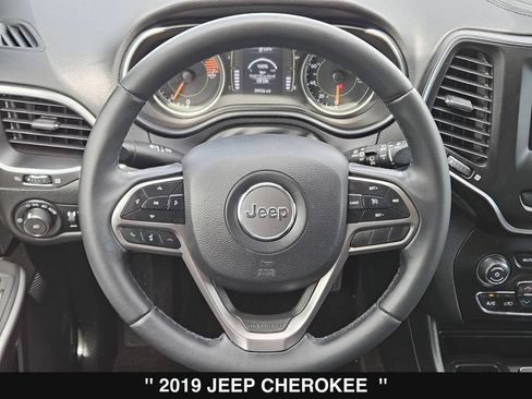 Used 2019 Jeep Cherokee Latitude Plus w/ Comfort/Convenience Group FWD image 22