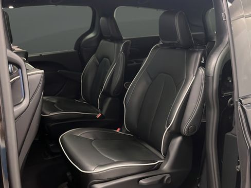 Used 2023 Chrysler Pacifica Limited w/ Uconnect Theater Family Group FWD image 22