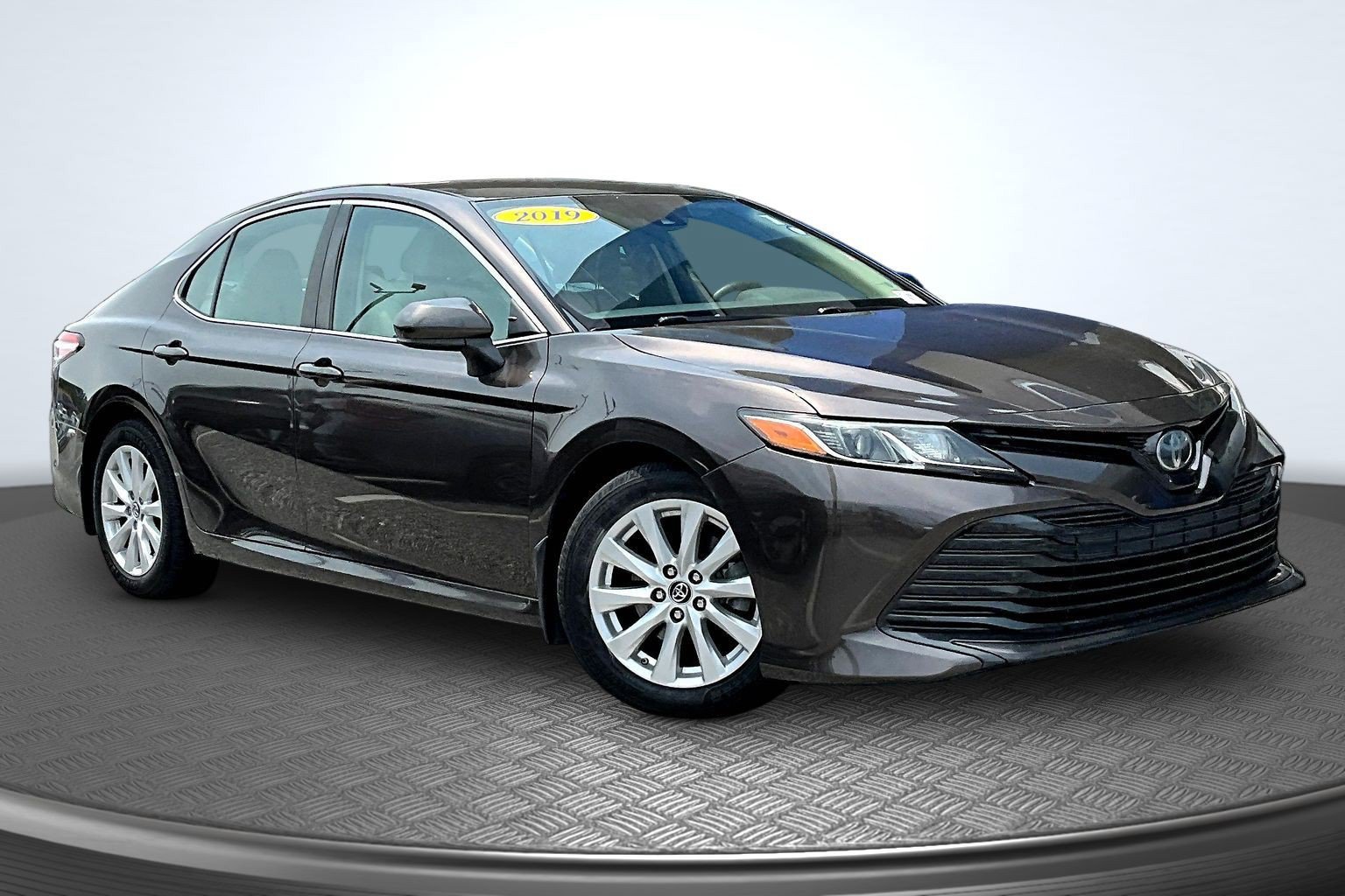 Used 2019 Toyota Camry LE FWD image 2