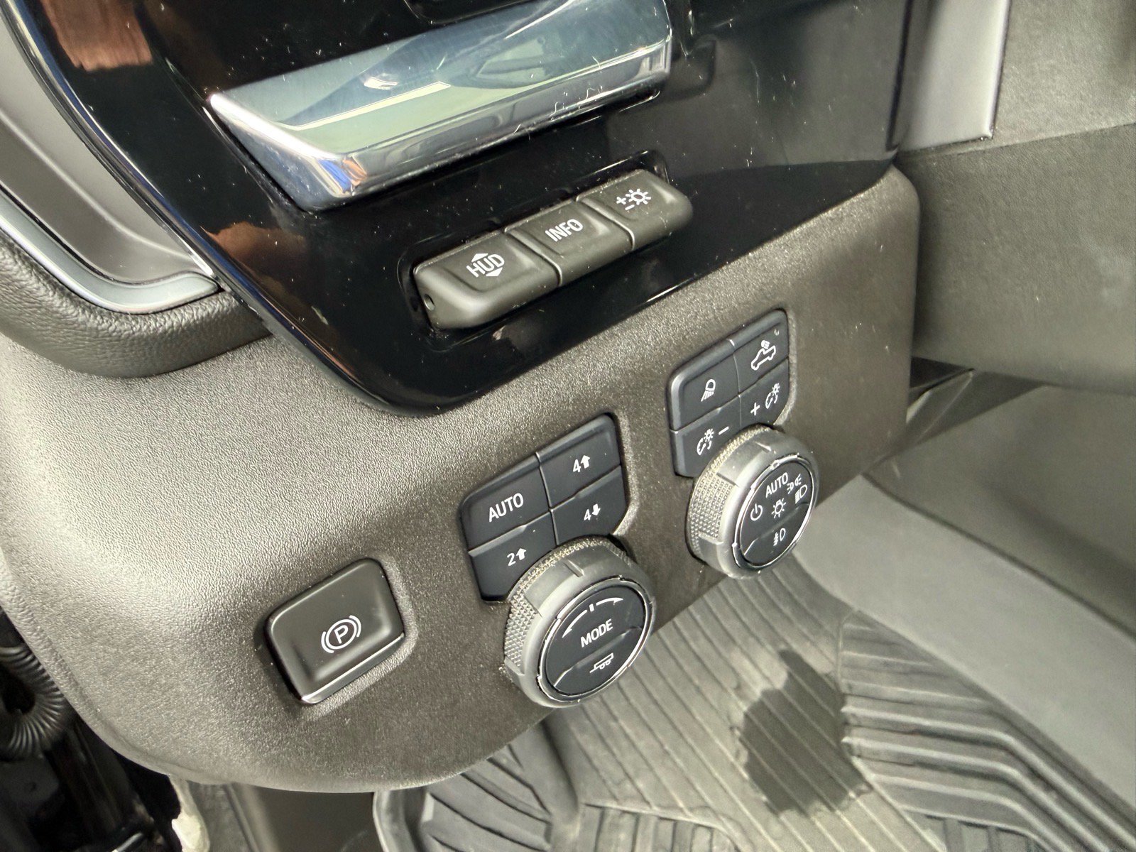 Used 2024 Chevrolet Silverado 2500 LTZ w/ LTZ Plus Package AWD/4WD image 23